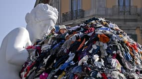 L'installation intitulée "La Vénus des chiffons", de l'artiste italien Michelangelo Pistoletto à Naples, le 28 juin 2023.