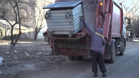 Les éboueurs de Bakhmout, en Ukraine