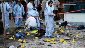 La police scientifique turque enquête sur le site de l'attentat de Suruç