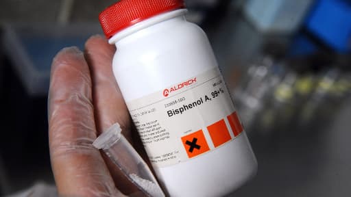 Le Bisphénol A (BPA), une molécule de synthèse souvent pointée du doigt pour ses risques sur la santé.