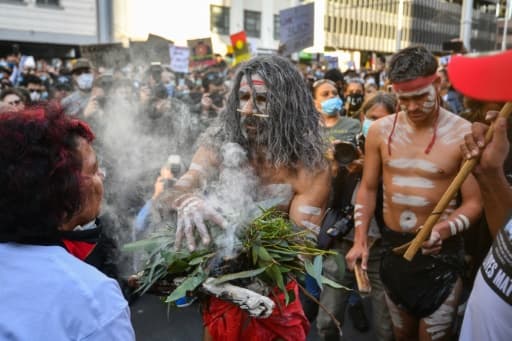 Des manifestants participent à une cérémonie traditionnelle abrigènes, pendant la manifestation contre le racisme à Sydney, le 6 juin 2020 Des manifestants participent à une cérémonie traditionnelle abrigènes, pendant la manifestation contre le racisme à Sydney, le 6 juin 2020