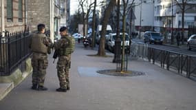 Des militaires patrouillent devant une école à Paris, le 14 janvier 2015 (Photo d'illustration)