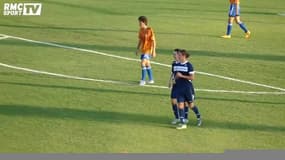Un jeune attaquant danois marque un but sur un coup du foulard splendide