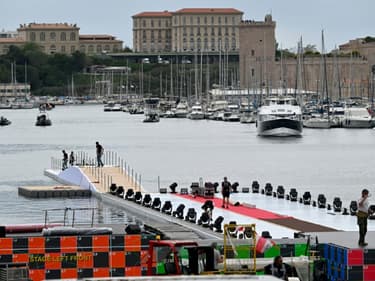 Installation de la jetée flottante au Vieux-Port, où le trois-mâts Belem accostera jeudi avec la flamme olympique, le 6 mai 2024 à Marseille. 