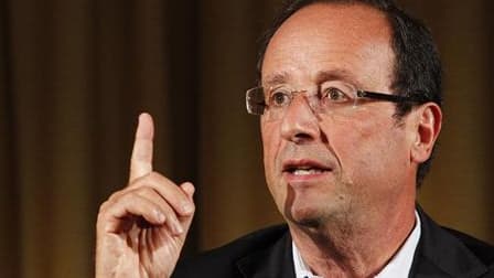 Un défilé de chiffres illustrant la situation de la France et un slogan, "Nous avons un avenir à changer" : François Hollande a dévoilé vendredi son clip de campagne pour la primaire socialiste d'octobre. /Photo prise le 27 août 2011/REUTERS/Stéphane Mahé