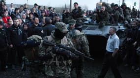 Des activistes pro-russes bloquent une colonne de blindés ukrainiens, le 16 avril, à Kramatorsk, dans l'Est de l'Ukraine.