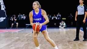 Marine Johannes avec l'équipe de France de basket, le 28 juillet 2024.