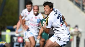 Le demi d'ouverture français de Bordeaux, François Trinh-Duc, passe le ballon pendant le match de Top 14 entre la Section Paloise et l'Union Bordeaux-Bègles, au Stade du Hameau à Pau, dans le sud-ouest de la France, le 16 octobre 2021.