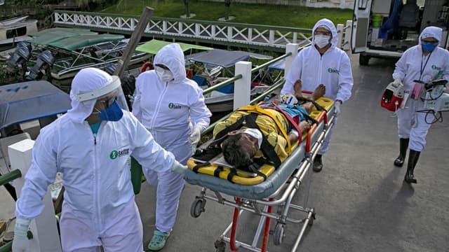 Une équipe médicale transportant un patient malade du Covid-19 à Portel.