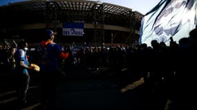 Des supporters rassemblés devant le stade San Paolo de Naples