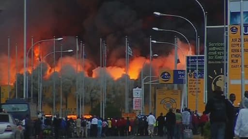 L'aéroport est toujours la proie des flammes.