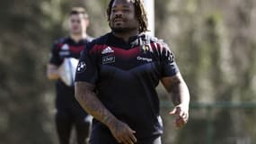 Mathieu Bastareaud, nommé capitaine du XV de France pour le match au pays de Galles, répond aux questions des reporters à Cardiff, le 16 mars 2018