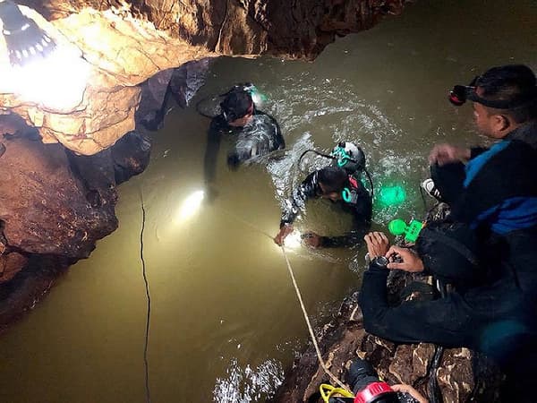 Des secouristes en reconnaissance dans la grotte de Tham Luang, en Thaïlande, où 12 enfants sont bloqués depuis 7 jours. Des secouristes en reconnaissance dans la grotte de Tham Luang, en Thaïlande, où 12 enfants sont bloqués depuis 7 jours.