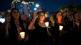 Recueillement à Las Vegas après la tuerie qui a fait au moins 59 morts dimanche soir. 