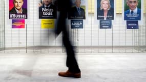 Des électeurs passent devant les affiches de candidats à l'élection présidentielle française, à Washington, le 9 avril 2022 