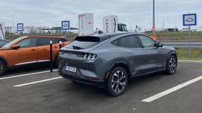 Une borne de recharge sur autoroute. 