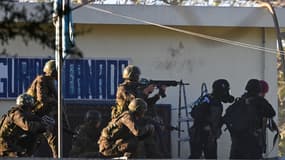 Des soldats prennent position lors d'une émeute à la prison de haute sécurité Renovacion I à Escuintla, au Guatemala, le 18 janvier 2026.