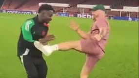 Conor McGregor assène un "faux" coup de pied à Bukayo Saka après Arsenal-PSG (2-0), le 1er octobre 2024