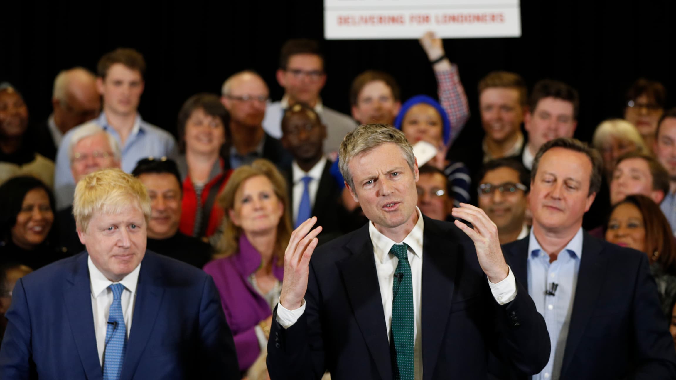 Le candidat conservateur à la mairie de Londres, Zacharias Goldsmith (au centre sur la photo), a reçu le soutien de David Cameron et Boris Johnson, ici au second plan. Le candidat conservateur à la mairie de Londres, Zacharias Goldsmith (au centre sur la photo), a reçu le soutien de David Cameron et Boris Johnson, ici au second plan.