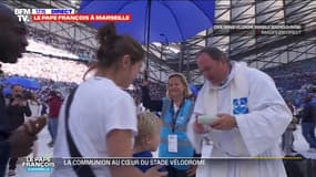 Le pape à Marseille: la communion a débuté au cœur du stade Vélodrome pour les 62 000 fidèles présents