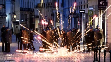 Un feu d'artifice tiré en direction de policiers (image d'illustration). 
