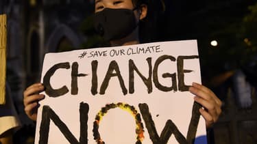 Une manifestante tient une pancarte pendant une manifestation durant la semaine mondiale de grève pour le climat, à Hanoi, le 27 septembre 2019