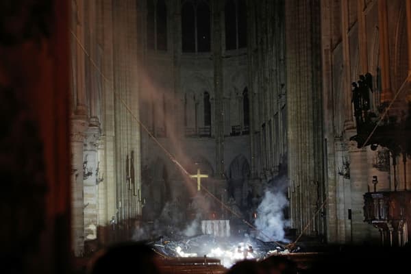 L'incendie à Notre-Dame de Paris vu de l'intérieur. 