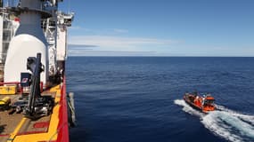 Des équipes australiennes recherchent des débris du MH370, le 7 avril 2014. 