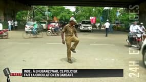 En Inde, ce policier fait le show au milieu des voitures
