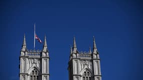 Un drapeau britannique en berne au sommet de l'abbaye de Westminster à Londres (Royaume-Uni), en raison de la mort de la reine Elizabeth II, le 17 septembre 2022.