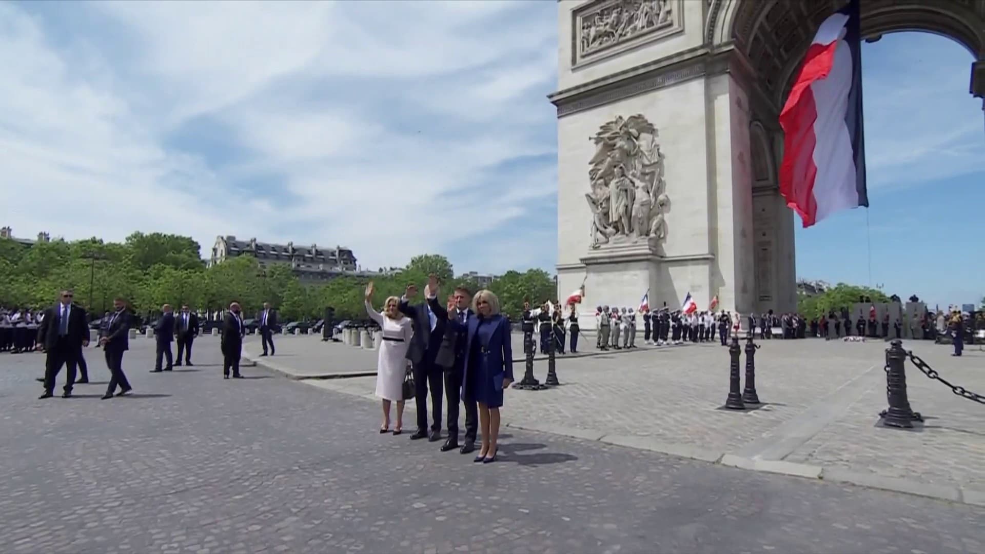 Emmanuel et Brigitte Macron, Joe et Jill Biden saluent la foule sur les Champs-Elysées après le ravivage de la flamme du Soldat inconnu, le 8 juin 2024