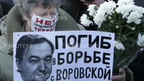 Une femme brandit le portrait de Sergueï Magnitski, pendant une manifestation clandestine à Moscou le 15 décembre 2012 contre le président Vladimir Poutine.