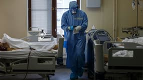 Un soignant s'occupe de patients atteints du Covid-19 dans l'unité de soins intensifs de l'hôpital Sklifosovsky à Moscou, le 20 octobre 2021
