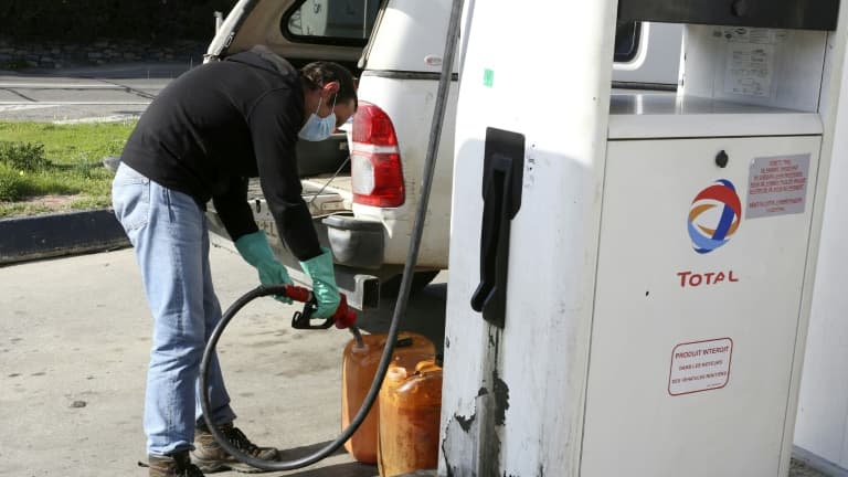 Un conducteur remplit des bidons d'essence le 14 février 2022 à Lucciana, en Corse 