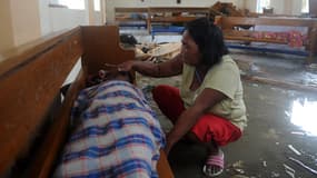 Une femme pleure près du corps de son fils après le passage d'Haiyan à Tacloban aux Philippines le 9 novembre 2013.