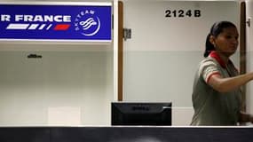 La compagnie aérienne Air France va supprimer 4.109 emplois au sol sur la période 2010-2012 en ne remplaçant pas les départs en retraite, selon la CFDT. Le groupe Air France-KLM emploie au total 103.000 salariés, dont 63.000 chez Air France. /Photo d'arch
