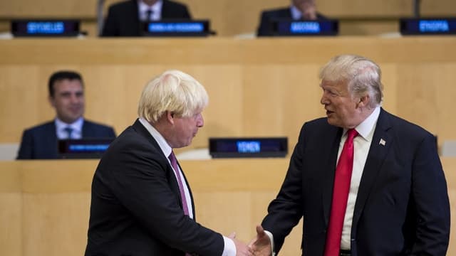 Boris Johnson et Donald Trump se saluent à un sommet de l'ONU en septembre 2017 (ILLUSTRATION)