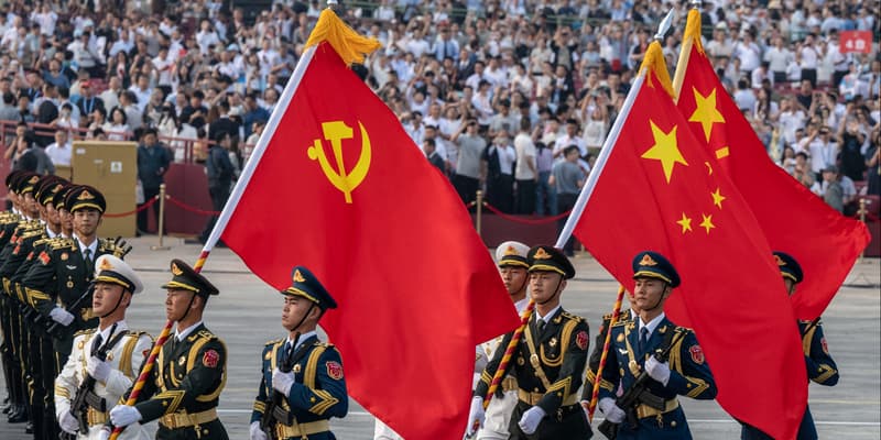 Des soldats chinois défilent avec le drapeau national, le drapeau du Parti communiste chinois et celui de l'Armée populaire de libération lors d'un défilé militaire marquant le 80e anniversaire de la victoire sur le Japon et la fin de la Seconde Guerre mondiale, sur la place Tiananmen le 3 septembre 2025, à Pékin, en Chine.