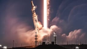 Une fusée SpaceX en plein décollage.