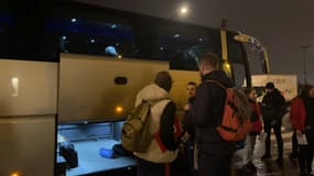 Des bus transportent les migrants vers les sas d'accueil provisoires régionaux.