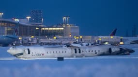 Un avion de Delta Air Lines qui s'est retourné à l'aéroport international Pearson de Toronto est vu le 18 février 2025, au Canada.