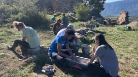 Les huit bénévoles travaillent à la restauration du hameau d'Arzeliers à Laragne.