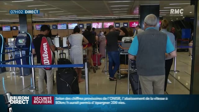 Des voyageurs dans une file d'attente d'un aéroport parisien