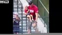 Un fan manque de faire tomber sa fille pour récupérer une balle de baseball
