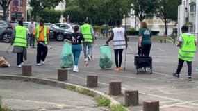 Cette capture d'écran d'une vidéo de l'AFP montre de jeunes habitants du quartier ramassant des déchets à Sevran, dans la banlieue nord-est de Paris, le 21 juillet 2024