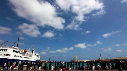 Le port de Misrata où des migrants se préparent à quitter la ville. Le gouvernement libyen a démenti dimanche que l'armée régulière se retirait de Misrata, troisième ville de Libye, comme l'avaient affirmé la veille les insurgés qui tiennent cette importa