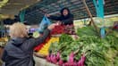Une femme achète des légumes dans un marché de Moscou le 10 octobre 2023 (illustration)