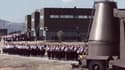 Des soldats défilent lors d'une cérémonie marquant la fin de la posture d'alerte nucléaire sur le plateau d'Albion, en 1996.