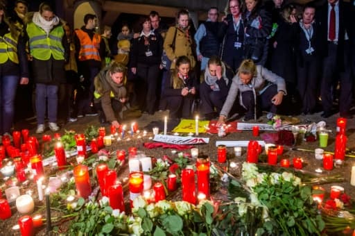 Plusieurs centaines d'employés de l'aéroport international de Bruxelles sont rassemblés à quelques centaines de mètres de l'aérogare dévastée par les attaques suicide jihadistes Plusieurs centaines d'employés de l'aéroport international de Bruxelles sont rassemblés à quelques centaines de mètres de l'aérogare dévastée par les attaques suicide jihadistes