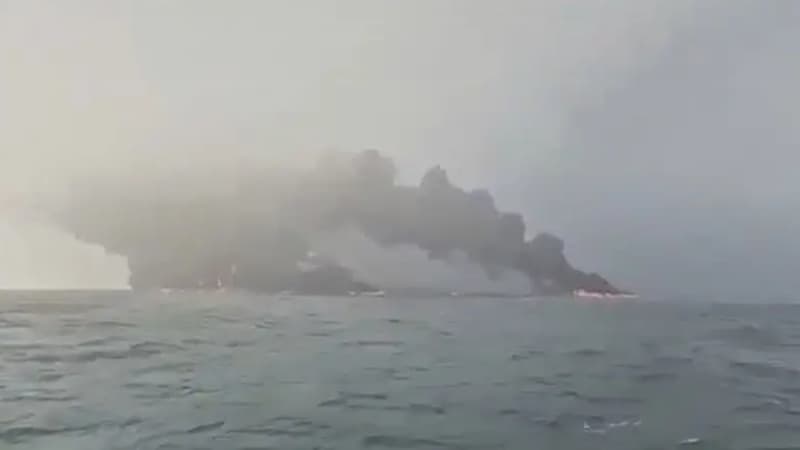 Collision entre un pétrolier et un cargo en mer du Nord, les deux navires en feu